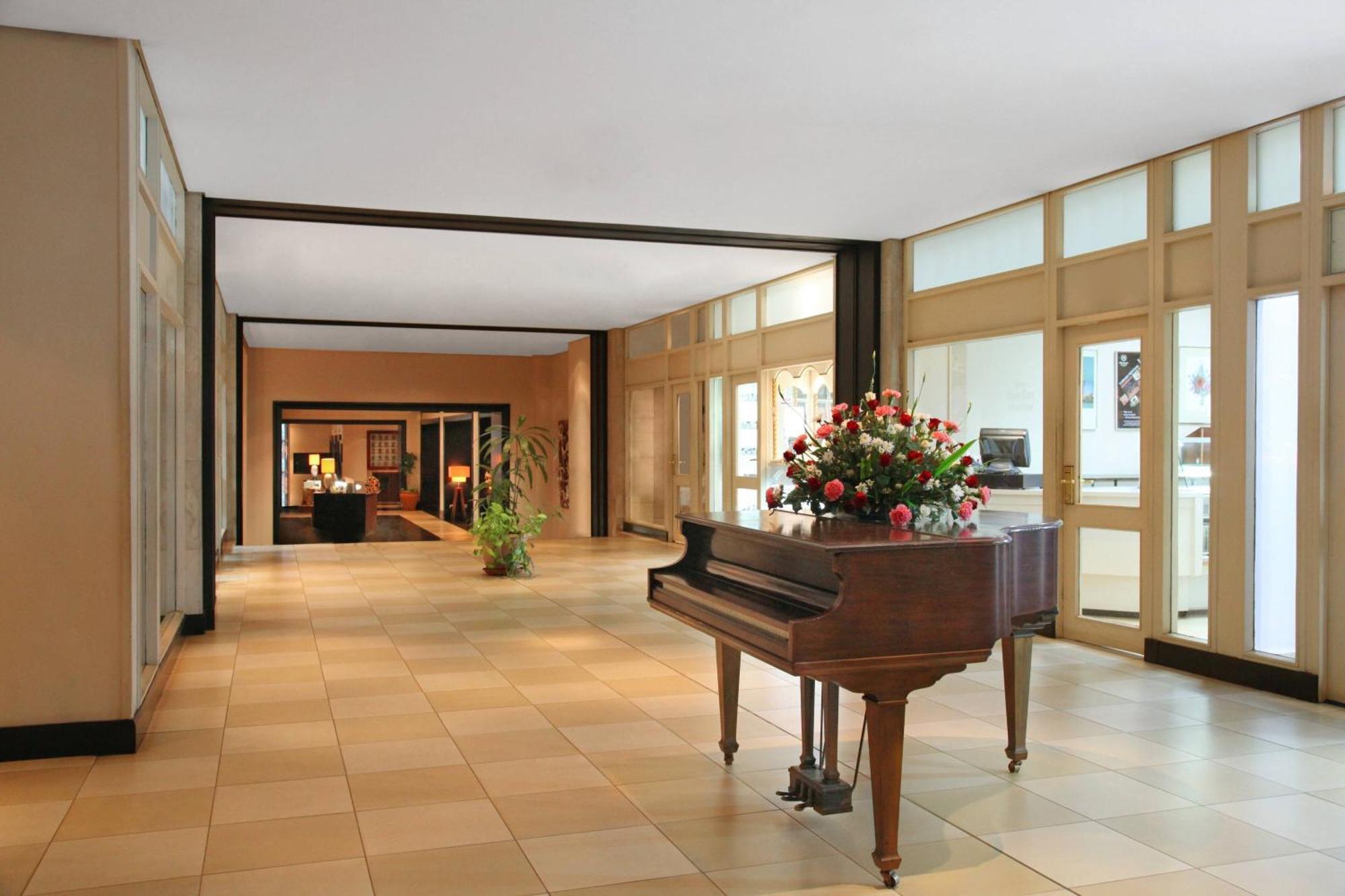 Sheraton Kampala Hotel Exterior foto