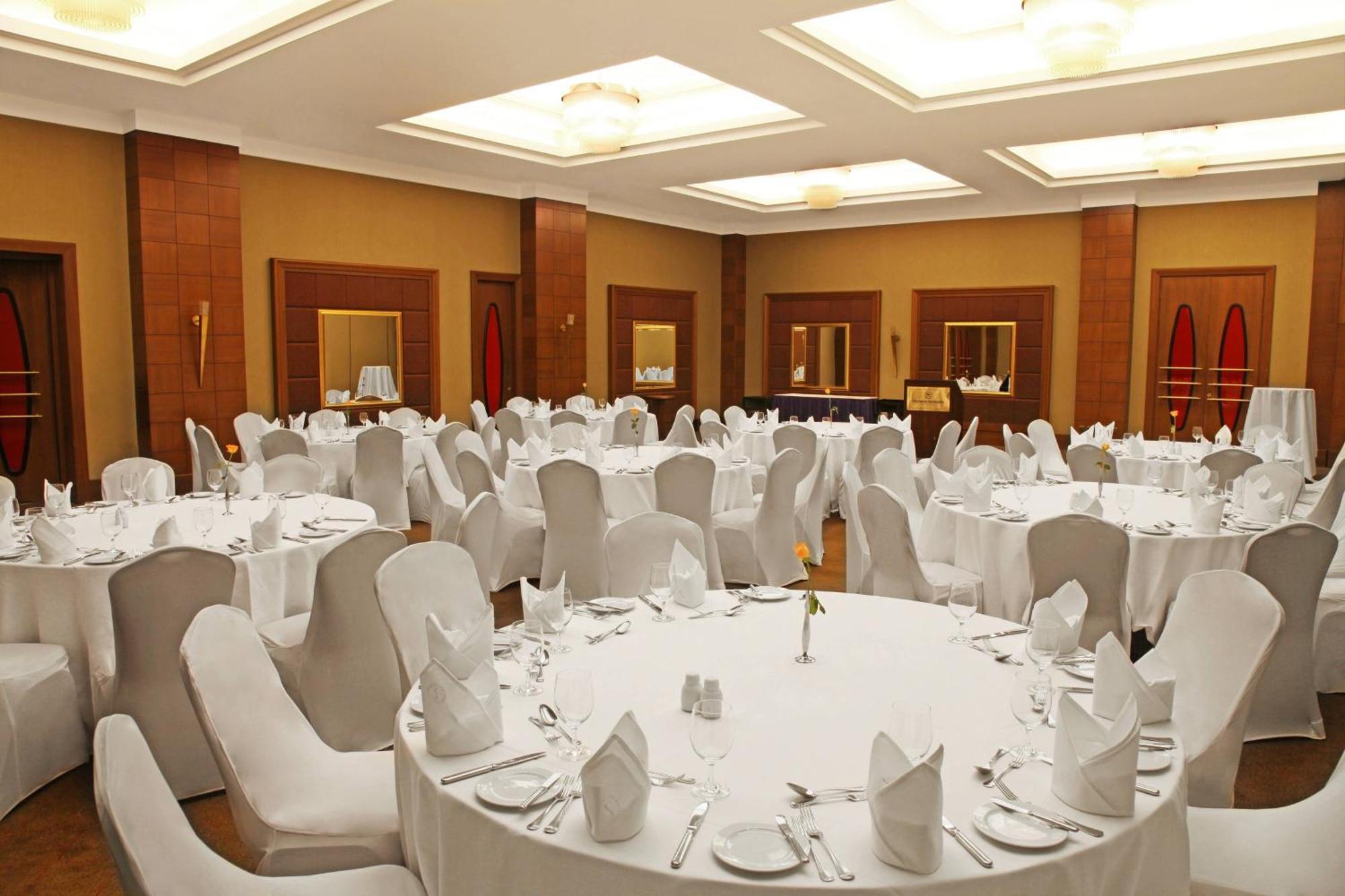 Sheraton Kampala Hotel Exterior foto
